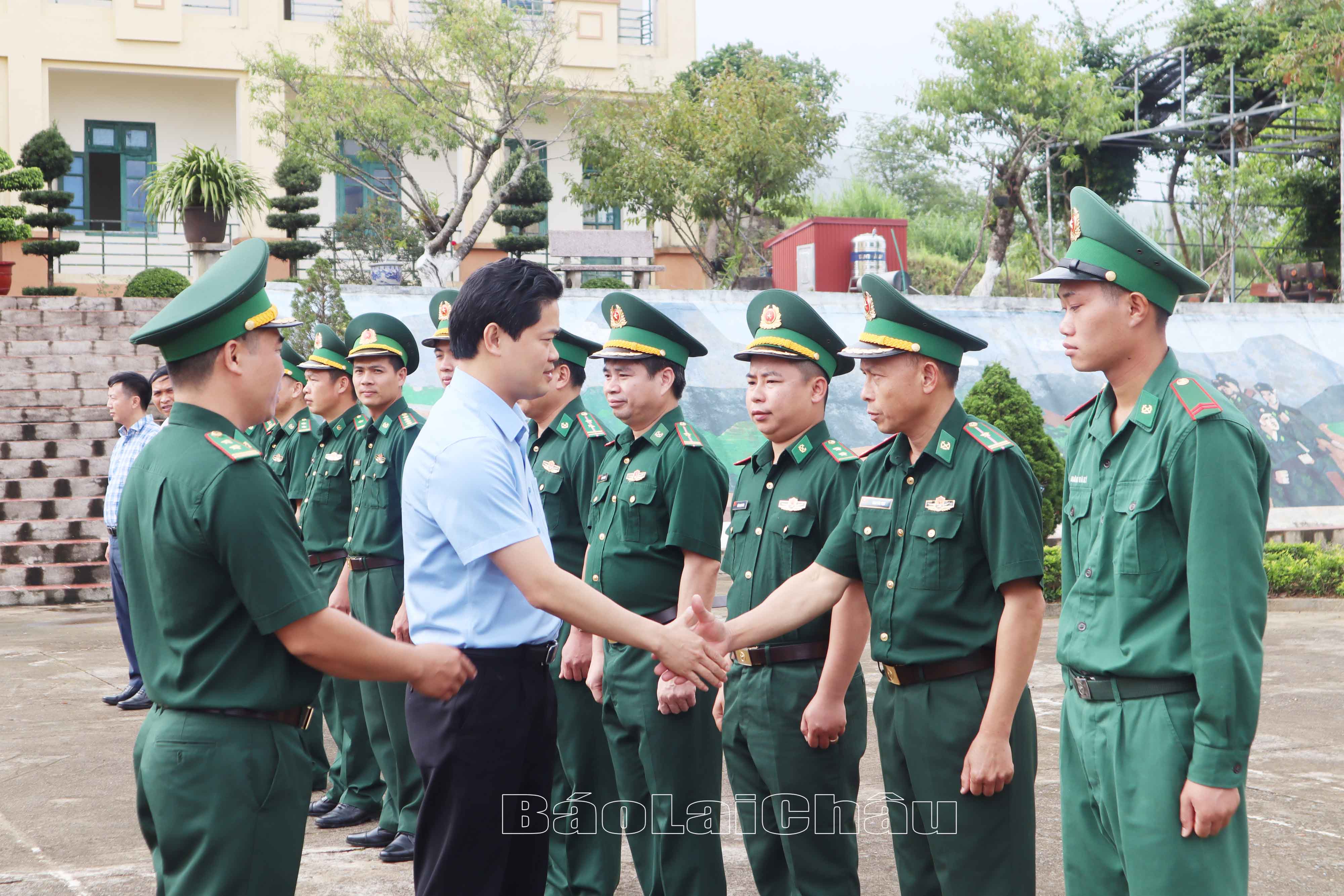 Đồng chí Vũ Mạnh Hà - Ủy viên dự khuyết Ban Chấp hành Trung ương Đảng, Phó Bí thư Tỉnh ủy thăm hỏi, động viên cán bộ, chiến sỹ Đồn Biên phòng Sin Suối Hồ.